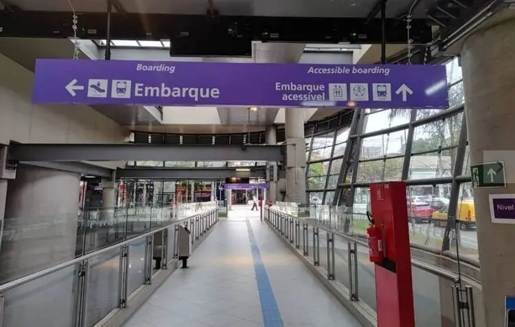 Passageiro aciona botão de emergência de trem, paralisa linha e é espancado por multidão em SP