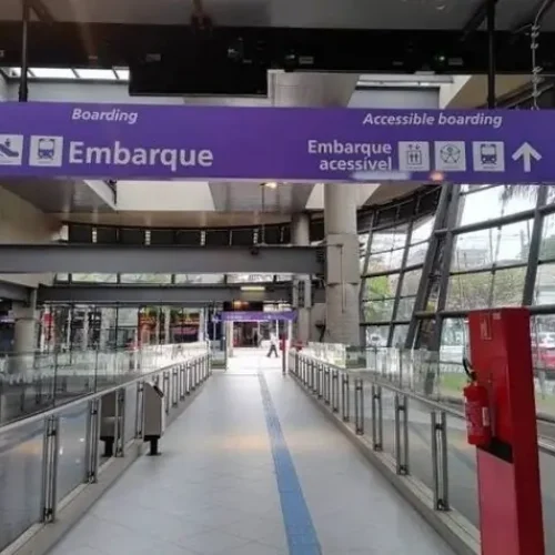 Passageiro aciona botão de emergência de trem, paralisa linha e é espancado por multidão em SP