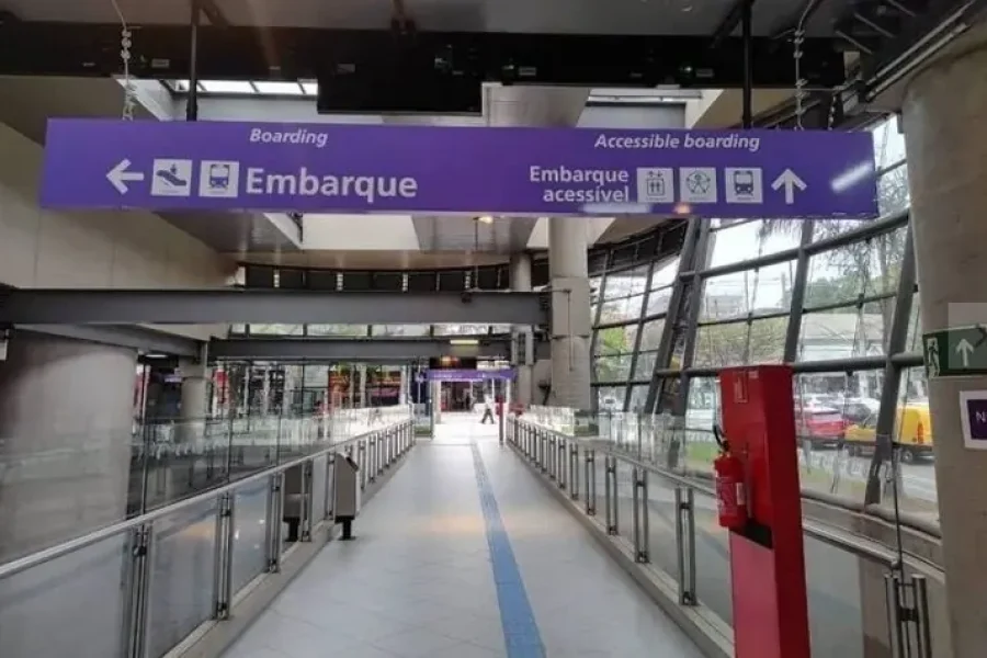 Passageiro aciona botão de emergência de trem, paralisa linha e é espancado por multidão em SP